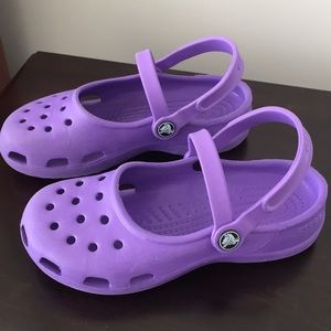 crocs with back strap
